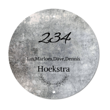 Ronde, zilverkleurige gravure met het nummer 234 en de naam Hoekstra.