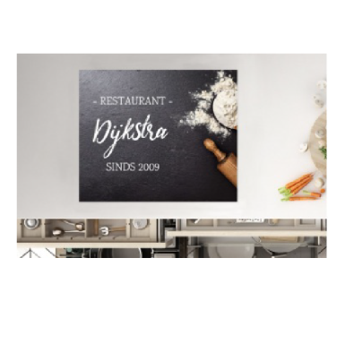 Zwartbord met tekst "Restaurant Dijkstra - Sinds 2009" en keukenaccessoires.